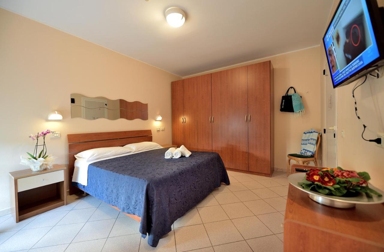 Hotel Oltremar B&B Каттолика Экстерьер фото