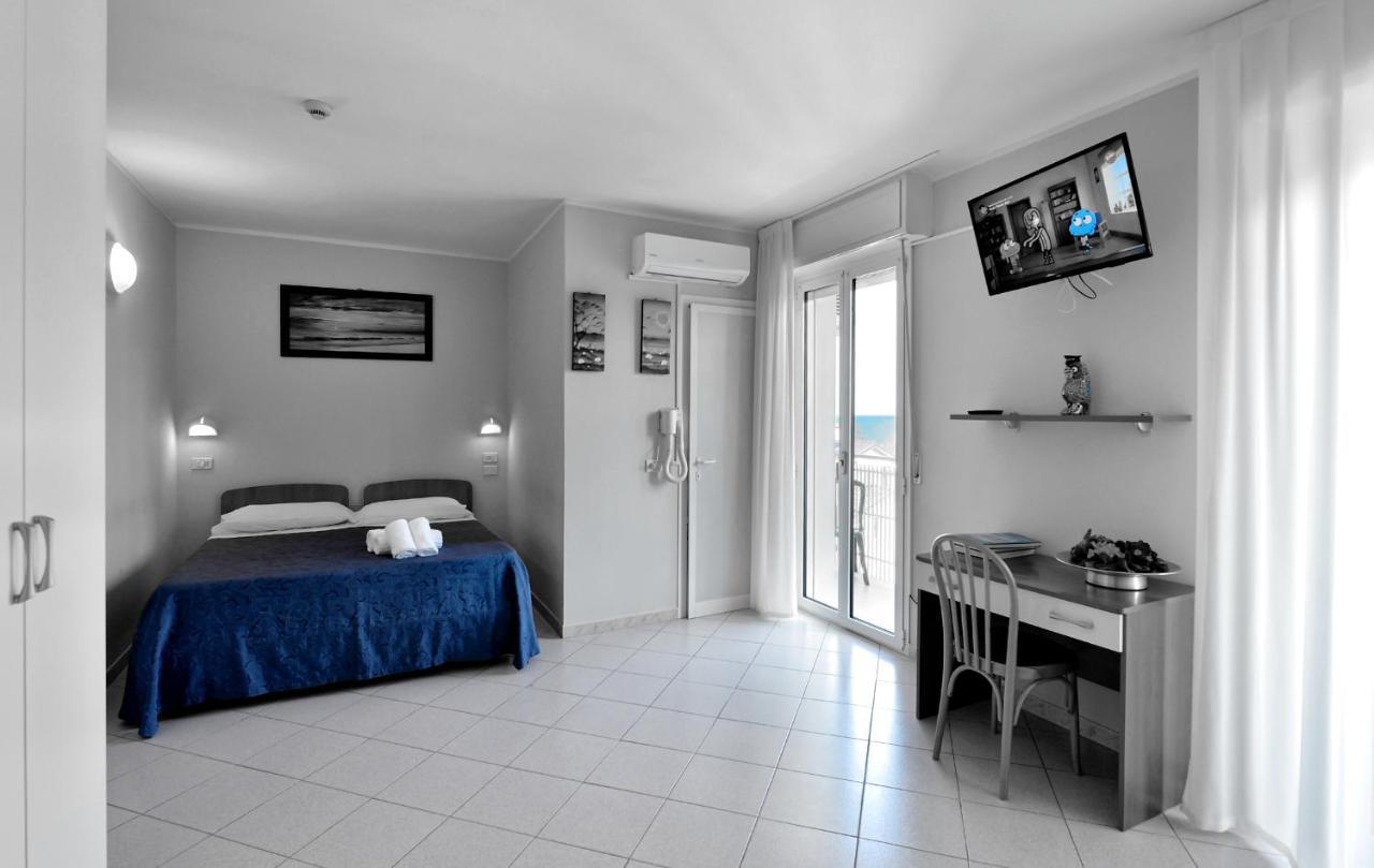 Hotel Oltremar B&B Каттолика Экстерьер фото
