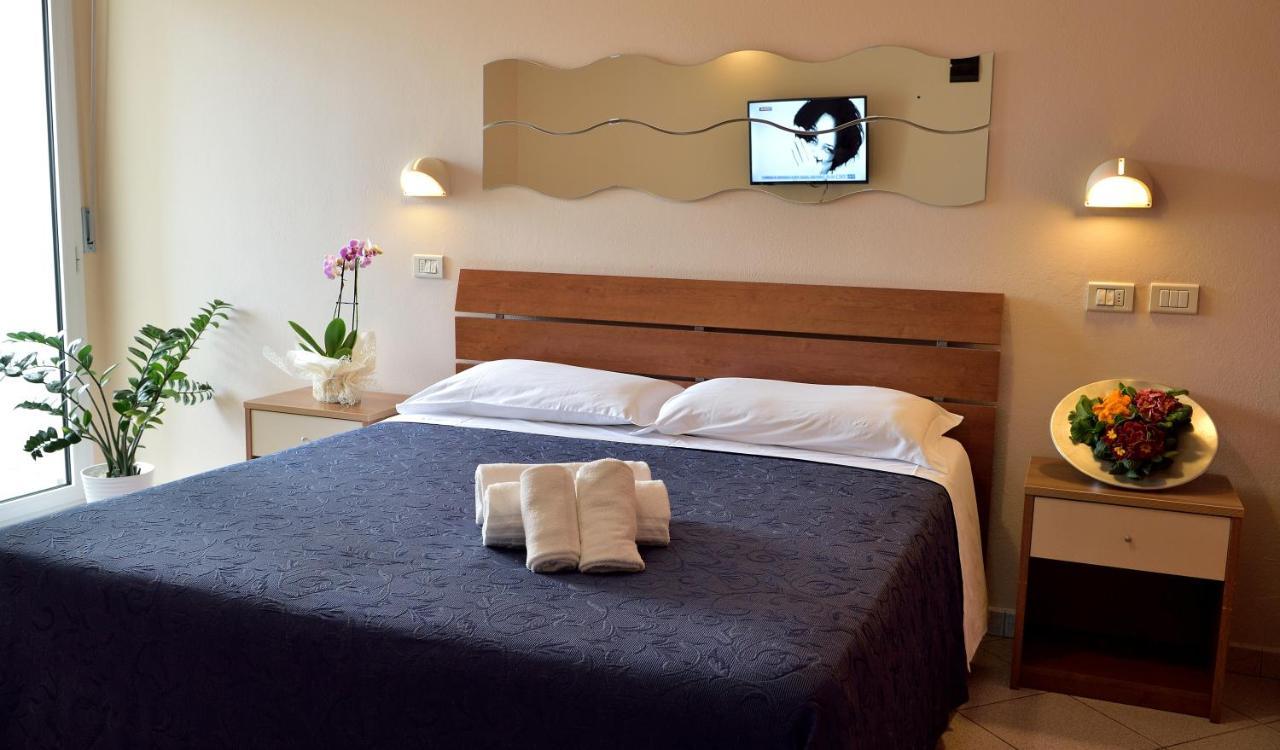 Hotel Oltremar B&B Каттолика Экстерьер фото