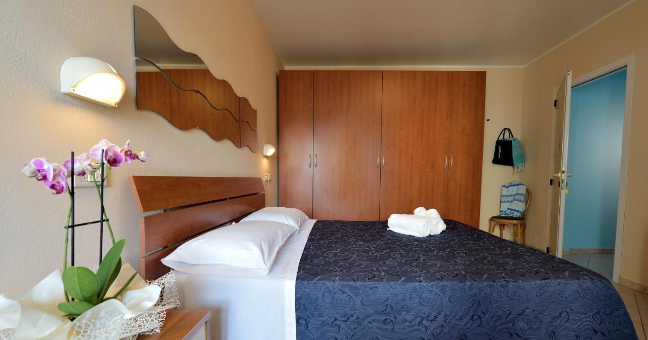 Hotel Oltremar B&B Каттолика Экстерьер фото