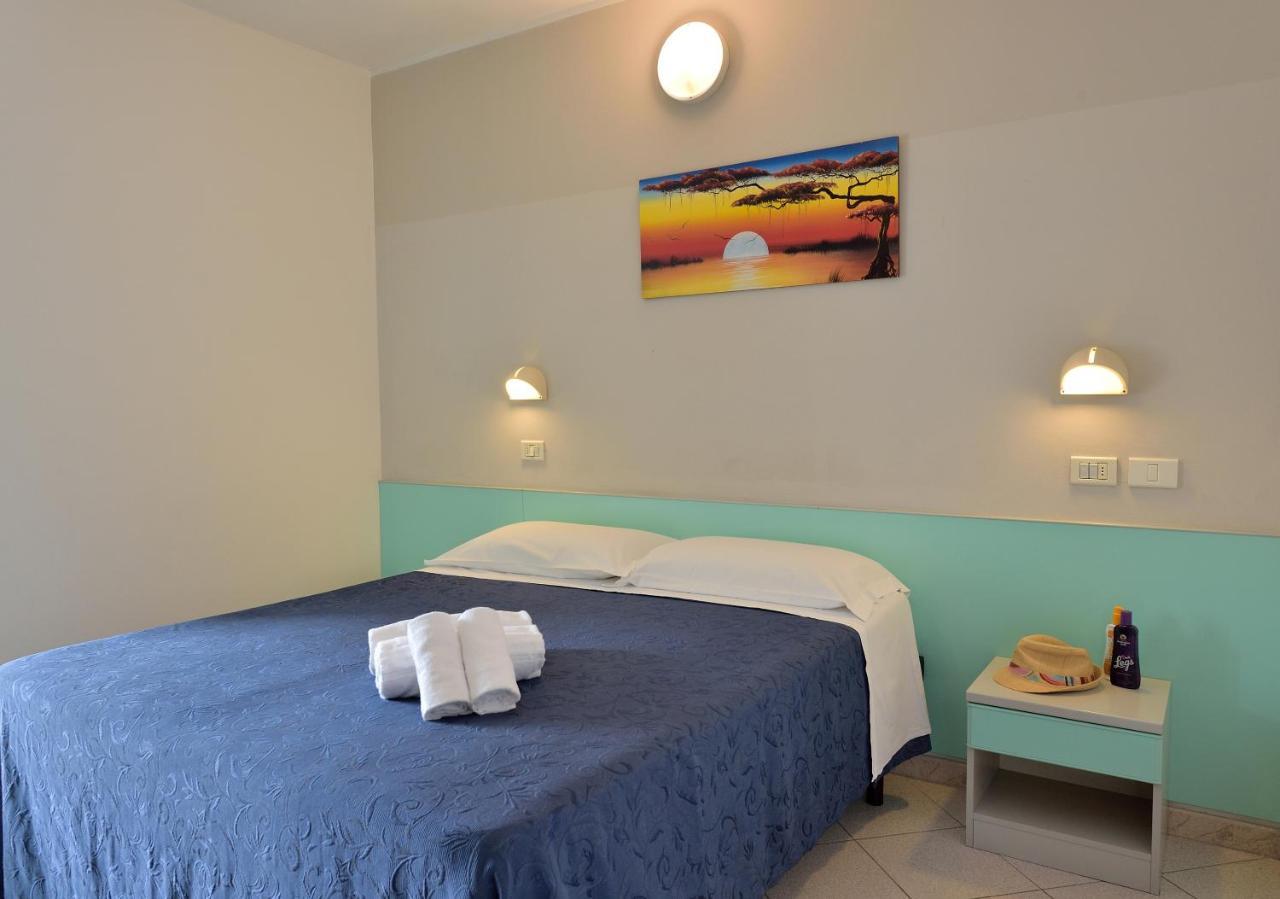 Hotel Oltremar B&B Каттолика Экстерьер фото