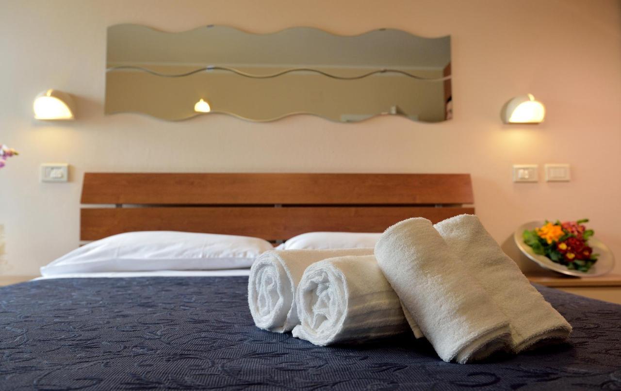 Hotel Oltremar B&B Каттолика Экстерьер фото