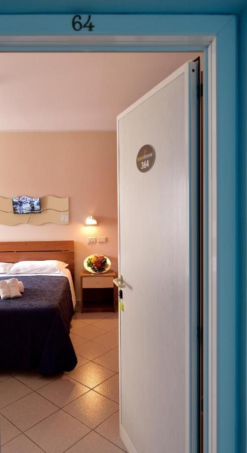 Hotel Oltremar B&B Каттолика Экстерьер фото