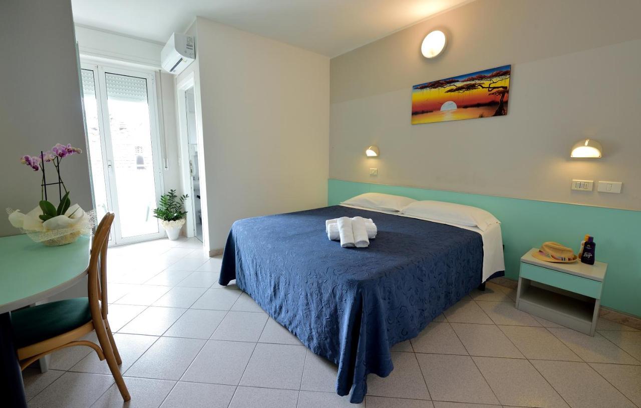 Hotel Oltremar B&B Каттолика Экстерьер фото