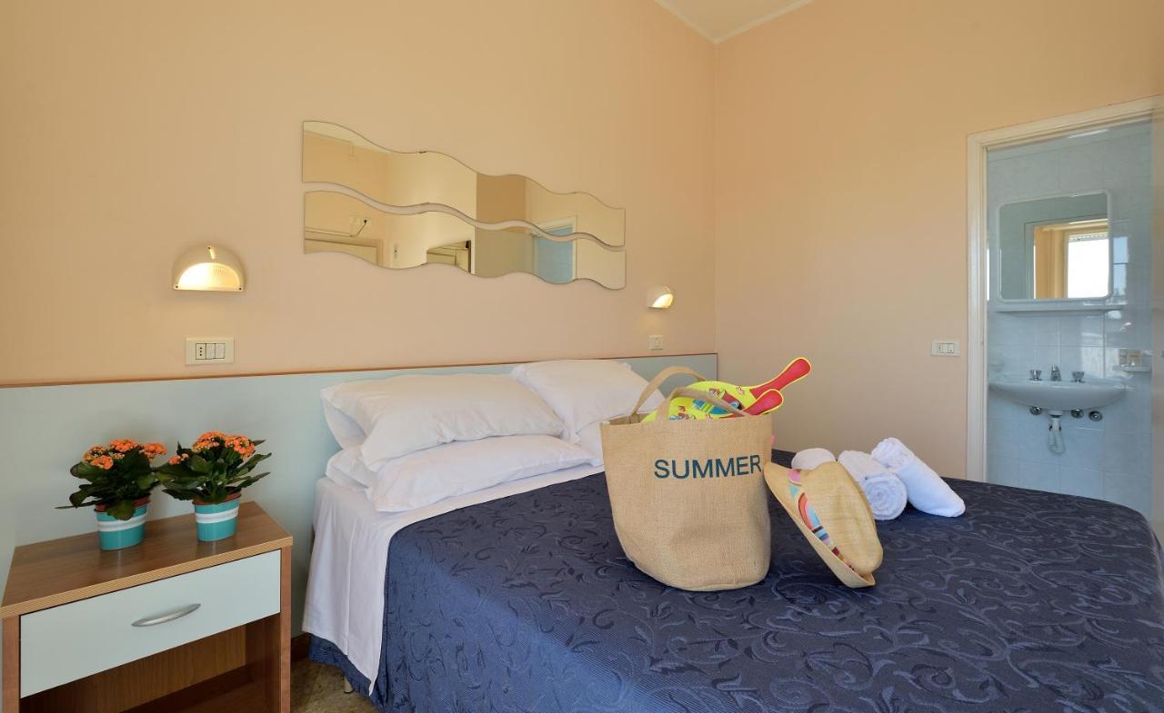 Hotel Oltremar B&B Каттолика Экстерьер фото