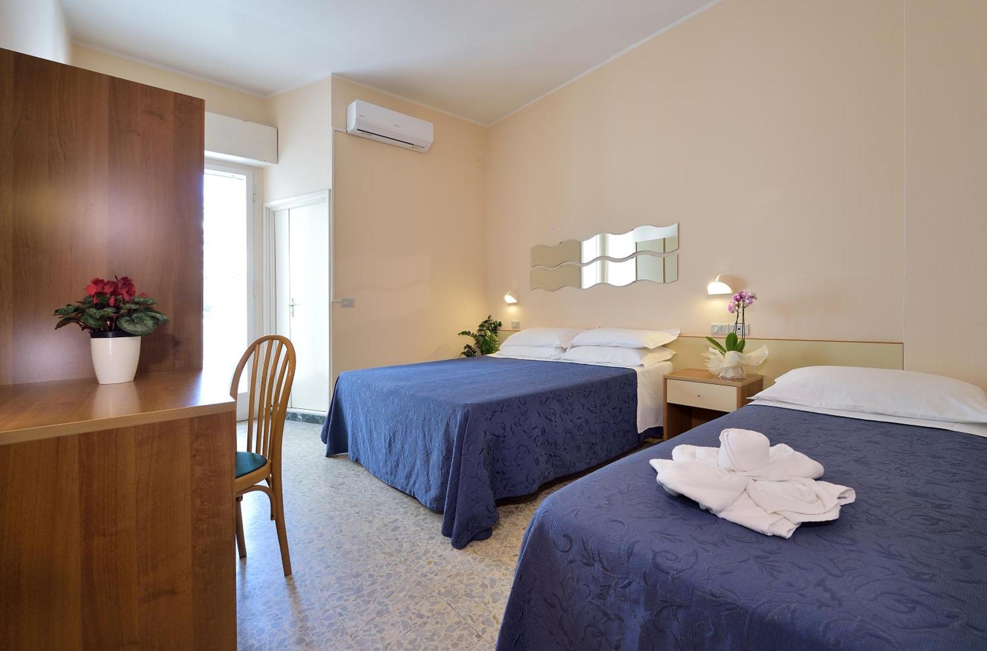 Hotel Oltremar B&B Каттолика Экстерьер фото
