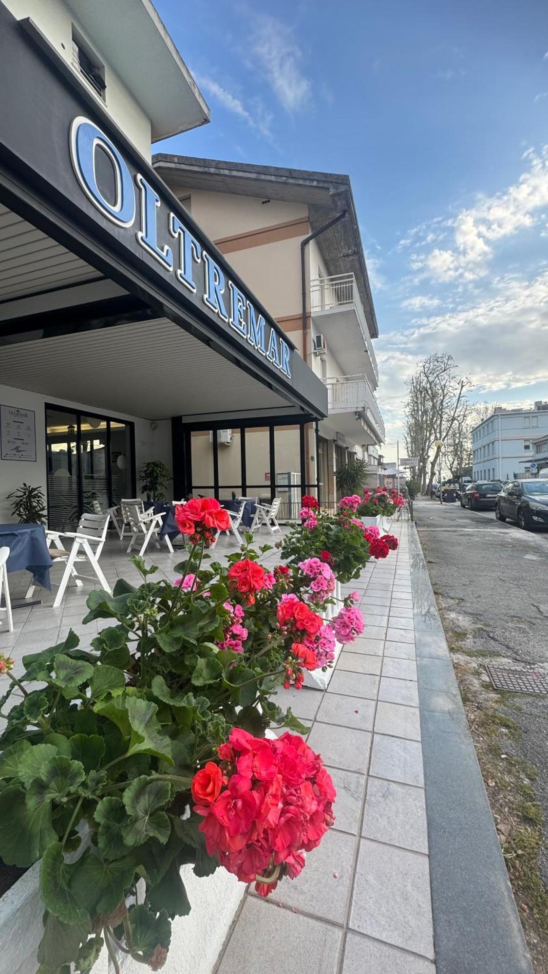 Hotel Oltremar B&B Каттолика Экстерьер фото